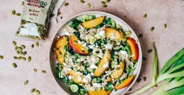 Grünkohlsalat mit Avocado & Pfirsichen