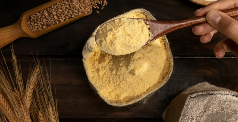 Maismehl in einer Holzschüssel