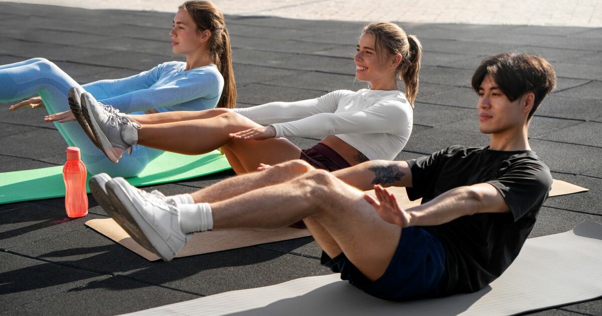 Sportler, die draußen trainieren
