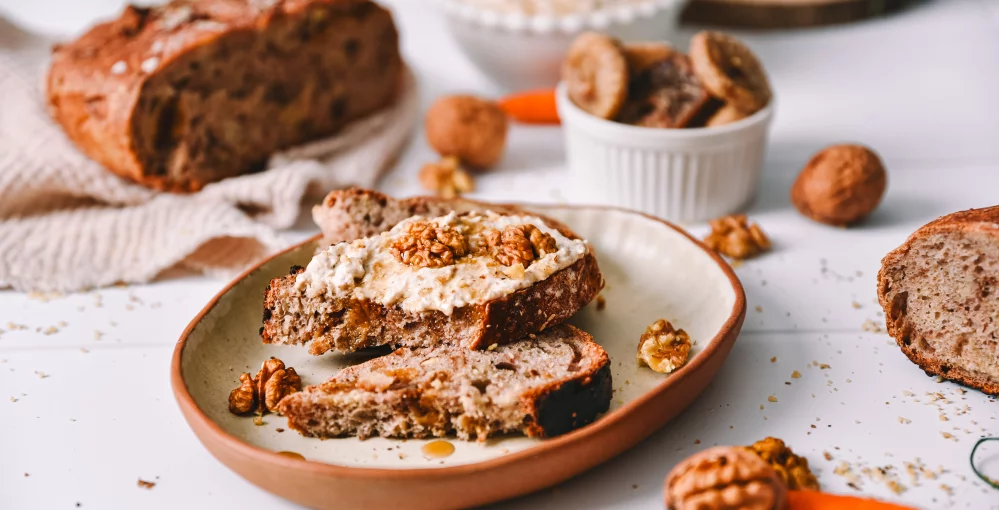 Brot mit getrockneten Feigen und Walnüssen