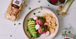 Cremiger Rote-Bete-Aufstrich mit Kichererbsen & Tahini!