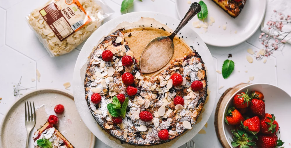 Kuchen mit Himbeeren und Mandeln