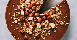 Rohe Ferrero Torte mit Haselnüssen – cremiger Genuss ohne Backofen!