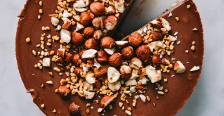 Rohe Ferrero Torte mit Haselnüssen