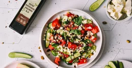 Wassermelonensalat mit Feta & Gurke – erfrischendes Rezept für heiße Sommertage!