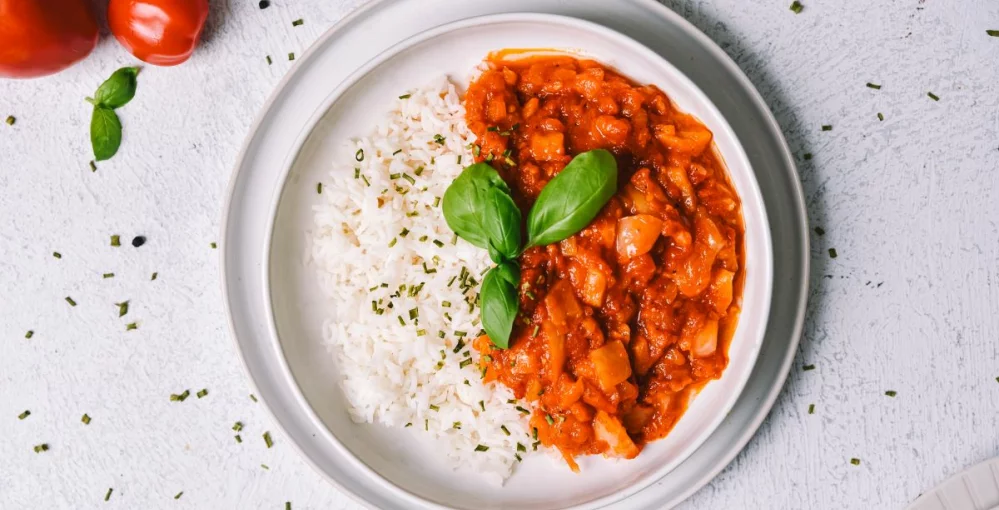 Gemüsegericht aus Paprika und Tomaten serviert mit Reis!