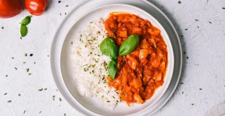 Gemüsegericht aus Paprika und Tomaten serviert mit Reis!