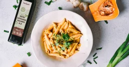 Pasta mit cremiger Sauce aus geröstetem Kürbis