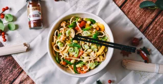 Asiatische Spicy Nudeln