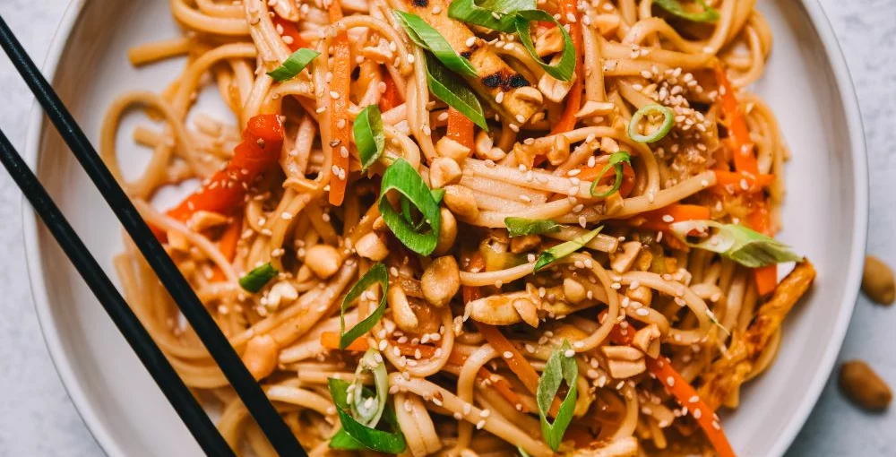 Süß-saure Nudeln – der asiatische Klassiker voller Aromen Süß-saure Nudeln – der asiatische Klassiker voller Aromen