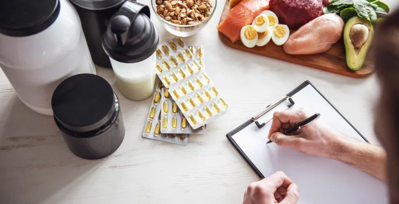 Nahrungsergänzungsmittel und gesunde Lebensmittel auf dem Tisch.