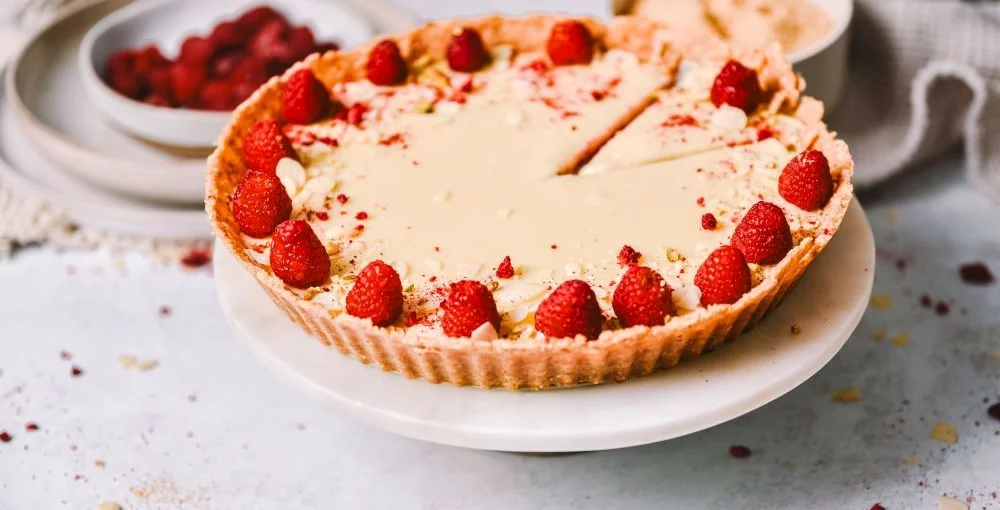 Raw-Tarte mit weißer Schokolade und Himbeeren