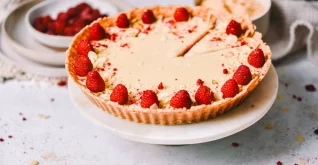 Raw-Tarte mit weißer Schokolade und Himbeeren