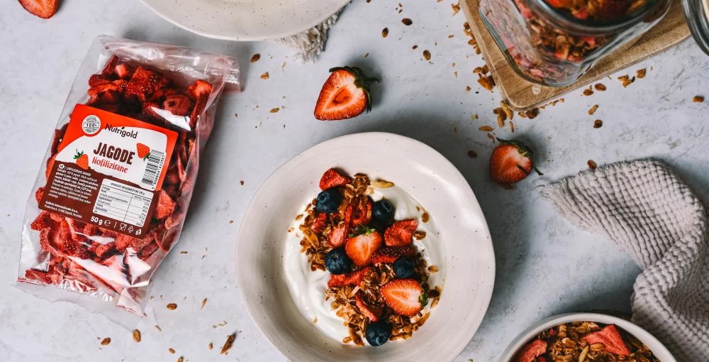 Hausgemachte Granola mit Erdbeeren & Kokos