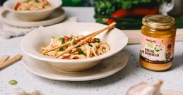 Nudeln in Erdnusssauce mit Gemüse