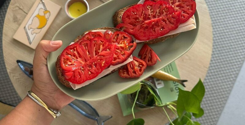 Frische Tomaten auf einem Sandwich
