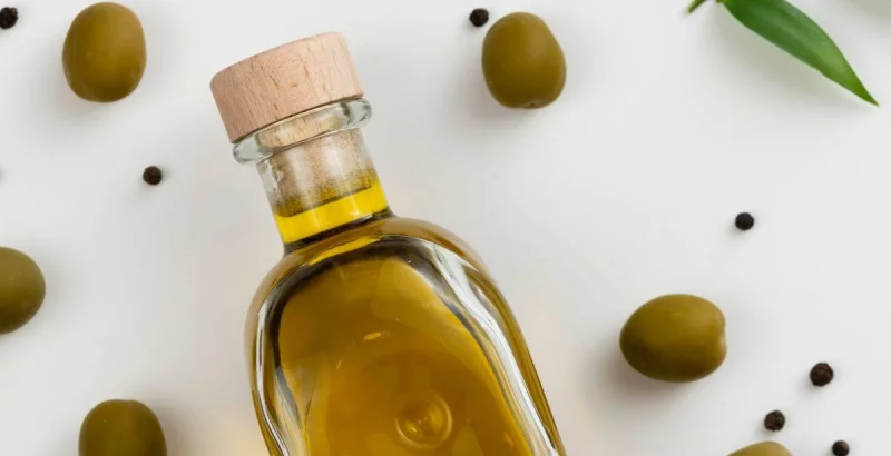Olivenöl in einer Glasflasche