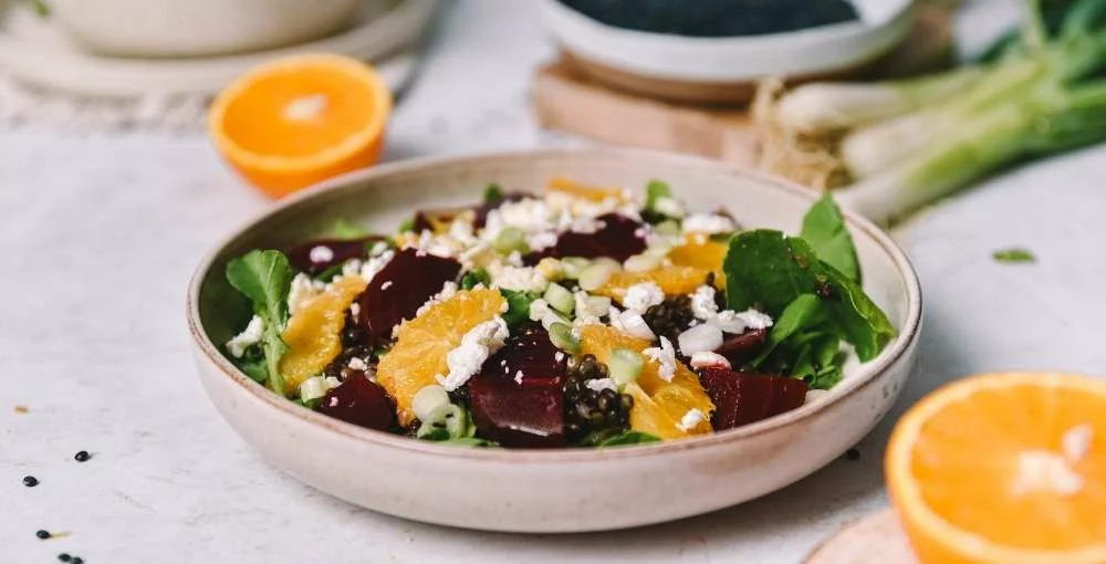 Salat aus schwarzen Linsen mit Orange – farbenfroh und aromatisch