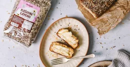 Lockeres Brot mit körnigem Frischkäse