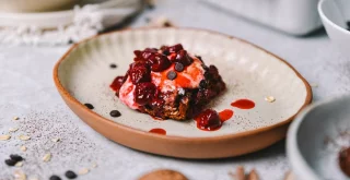 Schoko Haferkuchen mit Sauerkirschen – himmlisch saftig & unwiderstehlich!