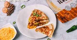 Quesadilla mit karamellisierten Zwiebeln – würziger Genuss mit extra Protein