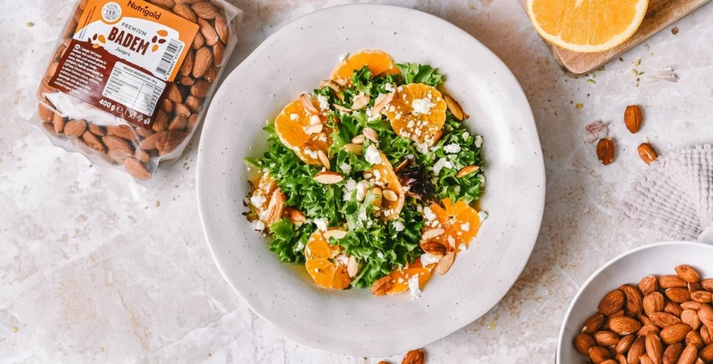 Salat mit Mandeln und Clementinen