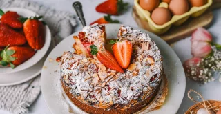 Wenn sich Mandeln, Erdbeeren und weiße Schokolade treffen – pure Kuchenmagie!