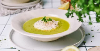 Cremige Erbsensuppe – traditionell, reichhaltig & voller Geschmack!