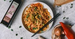 Stir-Fry mit Gemüse und Nudeln