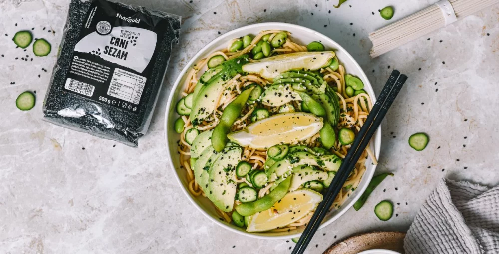 Udon-Nudeln mit Avocado & Sesam