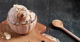 Sommer oder Winter – dieses vegane Schokoladen-Cashew-Eis passt immer!