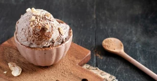 Sommer oder Winter – dieses vegane Schokoladen-Cashew-Eis passt immer! Schokoladen-Cashew-Eis