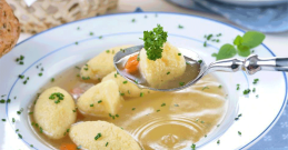 Suppe mit Knödel