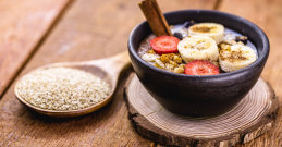 Quinoa-Bowl mit Früchten im Schälchen