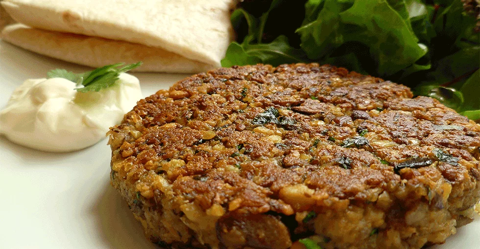 Bratling am Teller mit Gemüse