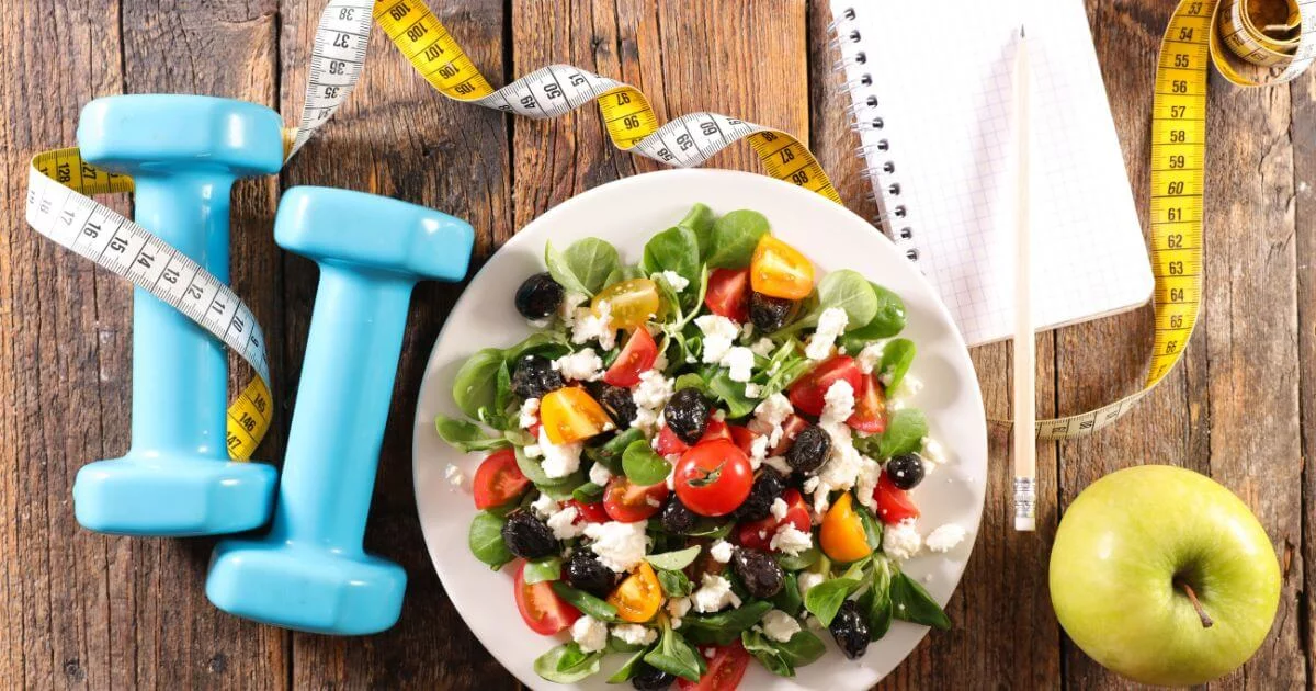 Auf dem Tisch: Salat und Gewichte