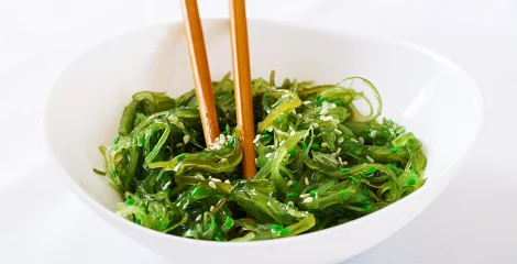 Wakame-Algen in einer weißen Schüssel.