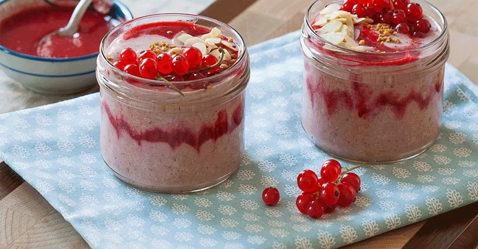 Buchweizenbrei im Glas mit Früchten